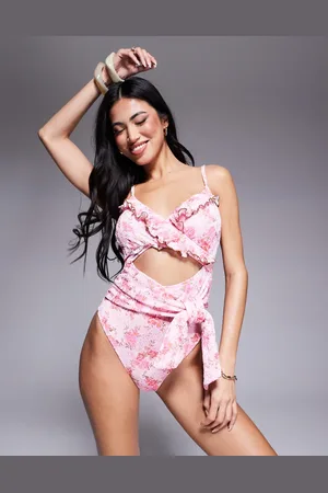 River Island – Geblümter Badeanzug in Hellrosa mit Wickeldesign und Lochstickerei