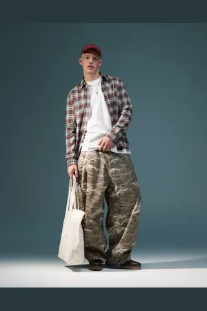 ASOS – Weite Oversize-Hose mit Military-Muster