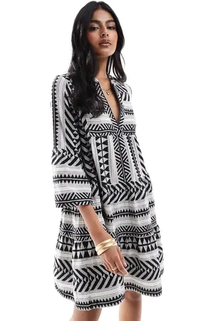 Accessorize – Kurzer Strandkaftan mit Azteken-Print in Dunkelbraun und Weiß