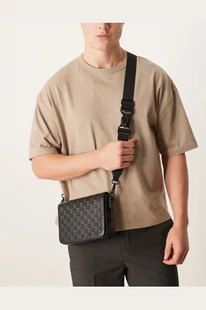 ASOS – Umhängetasche aus schwarzem Kunstleder mit Monogramm-Prägung