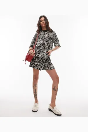 Topshop – Boxy Fit Shorts in -Weiß mit Print und Blumen-Applikation, Kombiteil
