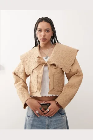 Reclaimed – Jacke in Beige mit abnehmbarem Rüschen-Kragen