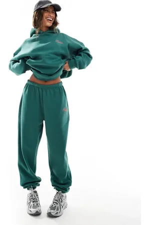 Kaiia – Jogginghose in Dunkelgrün mit Bündchen und rosa Logo, Kombiteil