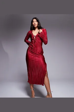 In The Style – Exklusives, plissiertes Maxikleid in Burgunderrot mit Bindedetail vorne