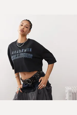 COLLUSION – Langärmliges Shirt mit kurzem, kastigem Schnitt und College-Logo