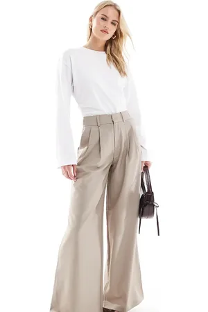 Stradivarius Tall – Bundfaltenhose in Taupe mit weitem Bein