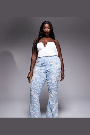 ASOS Curve – Denim-Schlagjeans in verwaschenem Mittelblau mit Schmucksteinverzierung in Weiß