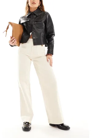 Stradivarius – D77 – Gerade geschnittene Jeans in Ecru mit Knopfdetail