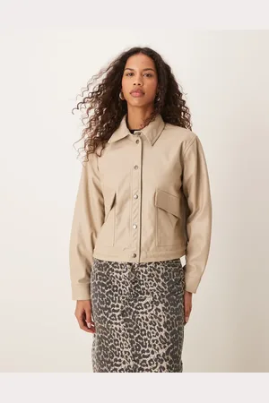 JDY – Kunstleder-Jacke in Beige mit Kragen