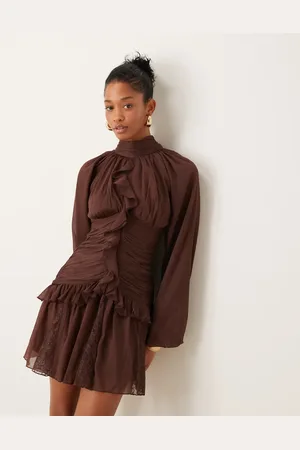 ASOS – Hochgeschlossenes Minikleid in Schokobraun mit Wasserfall-Rüschen und Spitzen-Godets