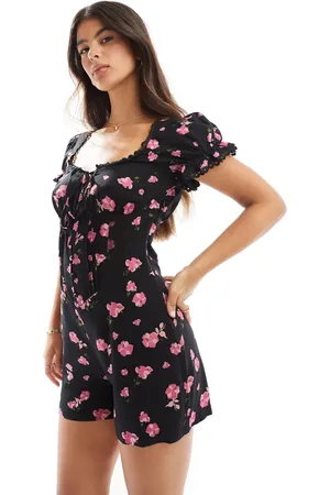 ASOS – Playsuit in Schwarz mit Blumenmuster, gesponnener Spitze und Korsettdetail an der Taille