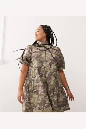 COLLUSION Plus – Kurzes Hängerkleid aus Baumwolle mit Reißverschluss und Military-Muster