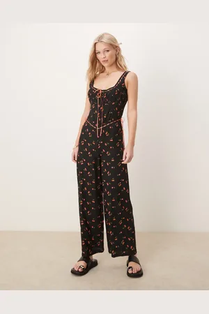 ASOS – Durchgeknöpfter Jumpsuit aus gesponnenem Stoff in Schwarz mit Spitzenborte und Kirschmuster