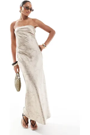 4th & Reckless – Trägerloses Maxikleid aus Satin in Beige mit Marmormuster