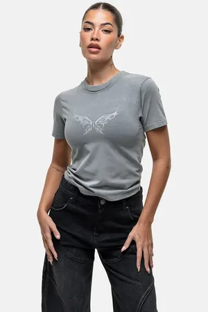 Good For Nothing – Knapp geschnittenes T-Shirt in verwaschenem mit Schmetterlings-Grunge-Print