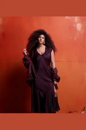 ASOS ASOS DESIGN Curve – Asymmetrisches Satinkleid in dunklem mit Rüschendetail