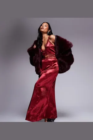 Never Fully Dressed Petite – Mimi – Maxi-Trägerkleid in dunklem mit Zierausschnitt und Spitzenborte
