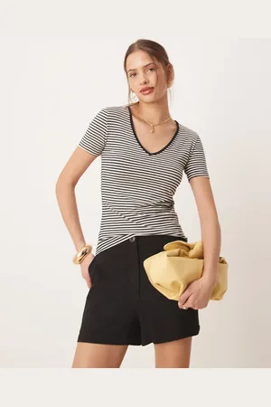 AWARE – Schwarz- gestreiftes T-Shirt mit V-Ausschnitt und Kontrastbesatz