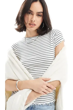 New Look – T-Shirt in gestreift mit Rollsaum