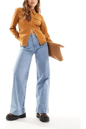 Stradivarius – D77 – Gerade geschnittene Jeans in mittlerer Waschung mit Knopfdetails