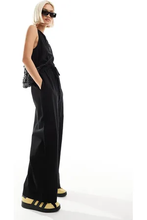 Monki – Ärmelloser Jumpsuit aus Leinen in mit Bindegürtel
