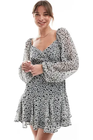 New Look – Minikleid mit schwarz-weißem Gänseblümchen-Muster und Rüschen-Stufendesign