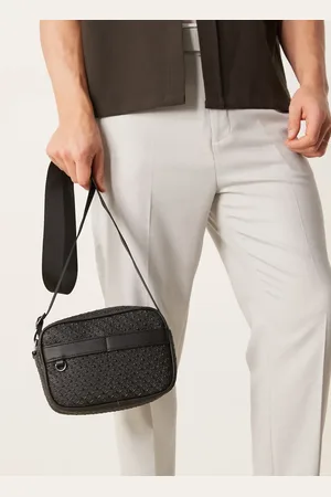 ASOS – Umhängetasche aus schwarzem Kunstleder mit Monogramm-Detail