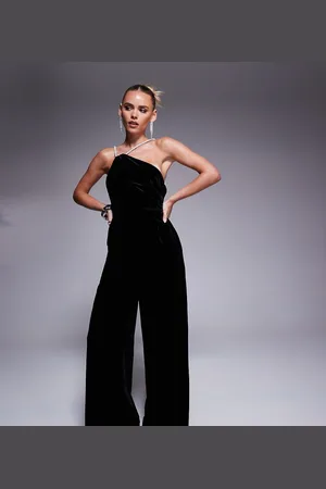 Forever New – One-Shoulder-Jumpsuit in mit Strassverzierung