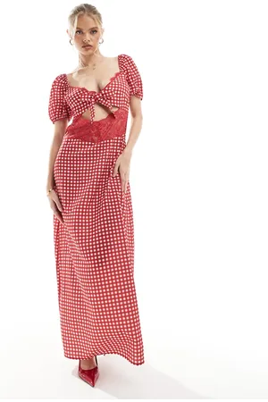 The Frolic – Exklusiv – Satin-Maxikleid in Rot mit Vichykaros, Spitzeneinsatz, Cut-out und Puffärmeln