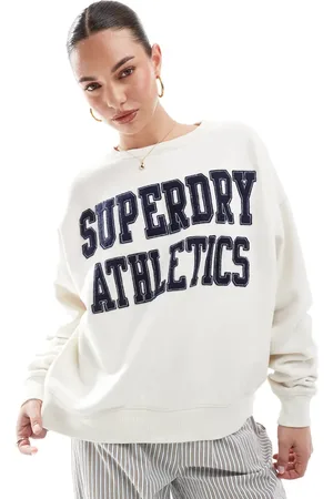 Superdry – Athletic Essentials – Locker geschnittenes Sweatshirt in Wüstenknochen-Wollweiß mit Applikation