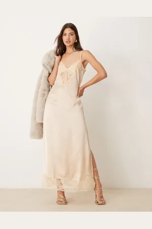 Miss Selfridge – Satin-Trägerkleid in Maxilänge in Neutral mit Spitzeneinsatz