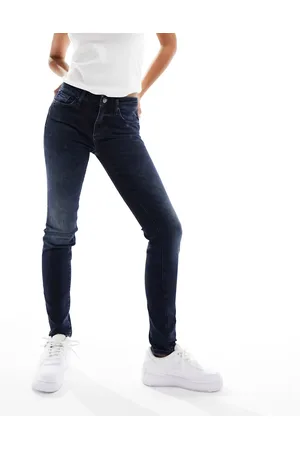 Armani Exchange – Super eng geschnittene Jeans in Dunkelblau mit mittelhohem Bund