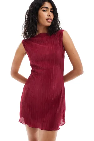 ASOS – Plissee-Minikleid in Burgunderrot mit U-Boot-Ausschnitt