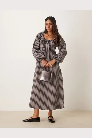 Glamorous – Gestreiftes Maxi-Hängerkleid in Grau-Schwarz mit voluminösen Ärmeln und gebundener Vorderseite