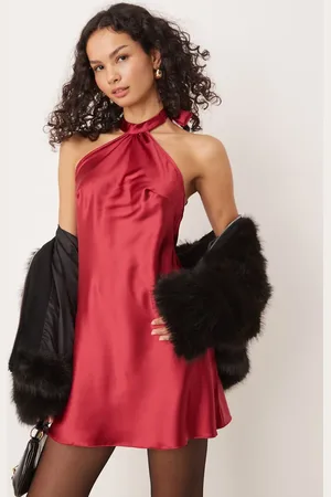 Miss Selfridge – Hochgeschlossenes Minikleid aus Satin in Kirschrot