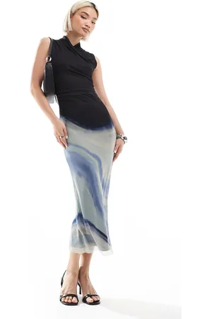 French Connection – Toni – Midikleid in marmoriertem Marineblau mit gewickeltem Ausschnitt
