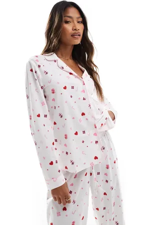 Boux Avenue – Weihnachtlicher Fleece-Pyjama aus langärmligem Hemd und Hose mit Geschenk- und Zuckerstangen-Print, inkl. Tasche