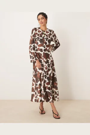 Y.A.S – Langärmliges Satin-Maxikleid mit braunem Kuhfellmuster