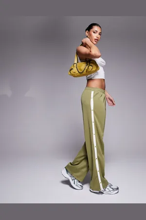 ASOS – Jogginghose in Khaki mit weitem Bein und Streifen mit Druckknöpfen