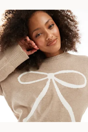Cotton On Cotton On – Luxe – Strickpullover in Cremeweiß mit Schleifen-Intarsien und Rundhalsausschnitt