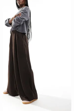 AWARE – Plissierte Hose in Schokobraun mit weitem Bein und Falten vorne