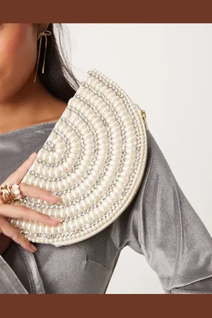 True Decadence – Halbrunde Clutch in mit Perlen- und Schmucksteinverzierung