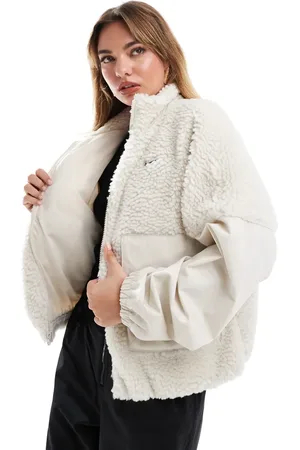 Nike – Teddy-Jacke in Beige