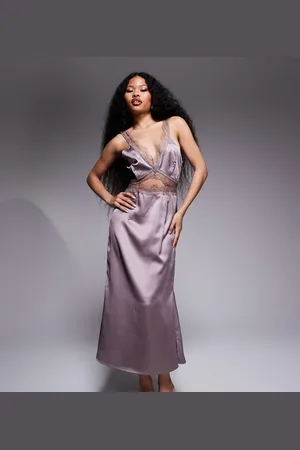 Never Fully Dressed Petite – Maxi-Trägerkleid in Nerzbraun mit Zierausschnitt und Spitzenborte