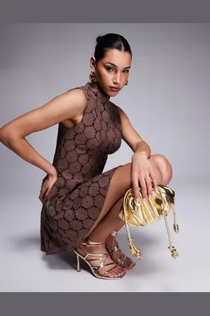 ASOS – Hochgeschlossenes Minikleid aus Spitze in Schokobraun mit Falten