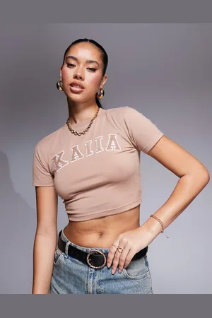Kaiia – Knapp geschnittenes T-Shirt in Espresso mit Logostickerei, Kombiteil