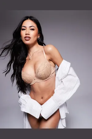 Ann Summers – Sexy Lace – Tief ausgeschnittener BH aus Spitze in Hellbeige, Größe A–G