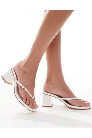 London Rebel – Sandalen in mit Zehensteg, Absatz und Schnallendetail