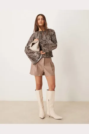 ASOS – Kunstleder-Shorts in Mokka mit Bundfalten