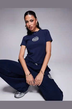 Kaiia – Studio – Knapp geschnittenes, hochgeschlossenes T-Shirt in , Kombiteil